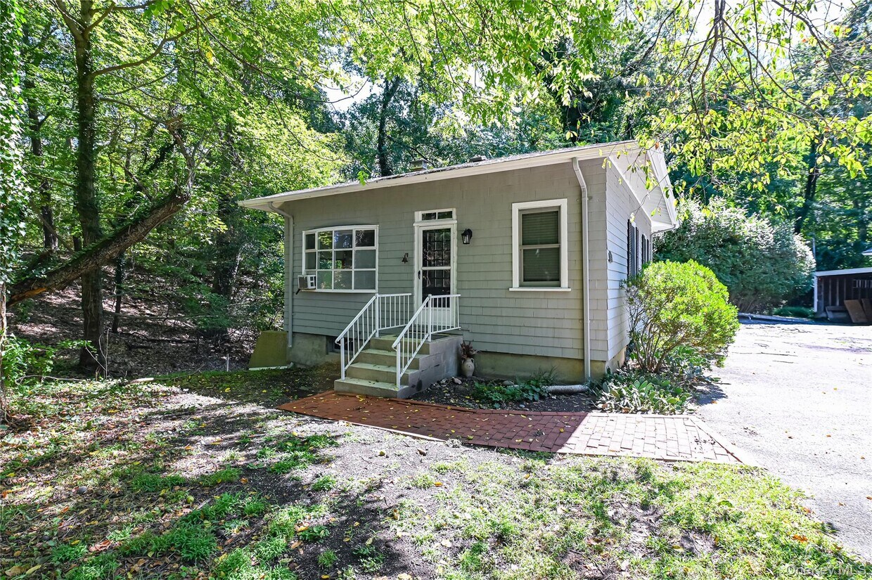 Primary Photo - 139 Cove Neck Rd