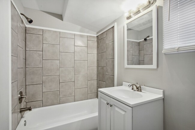 Building Photo - Large Downtown 3BR/2BA House Walking Dista...