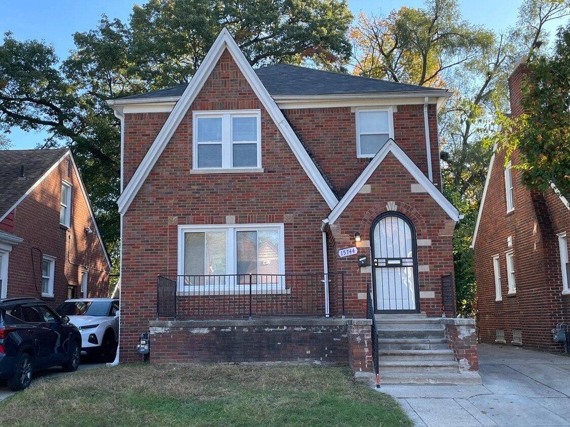 Primary Photo - 15744 Sorrento Ave