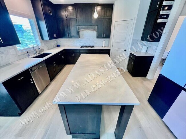 Foto del edificio - Beautiful 4 Bed 3.5 Bath Home in Olathe-Av...