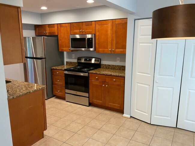 Building Photo - Gorgeous and fully updated 3BR 3.5BA 3 lev...