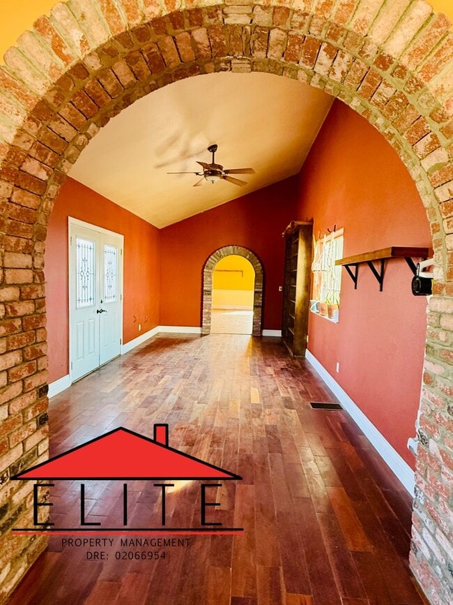 Building Photo - AVAILABLE NOW!!