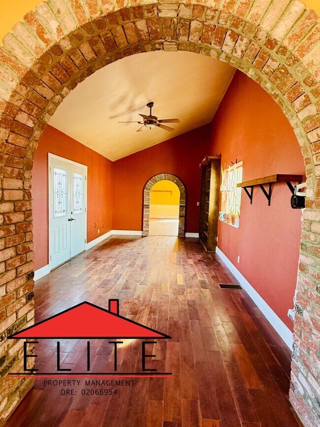 Foto del edificio - AVAILABLE NOW!!