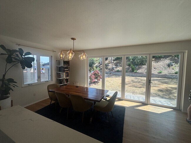 Foto del edificio - 3 Bedroom home with Huge Yard + Solar