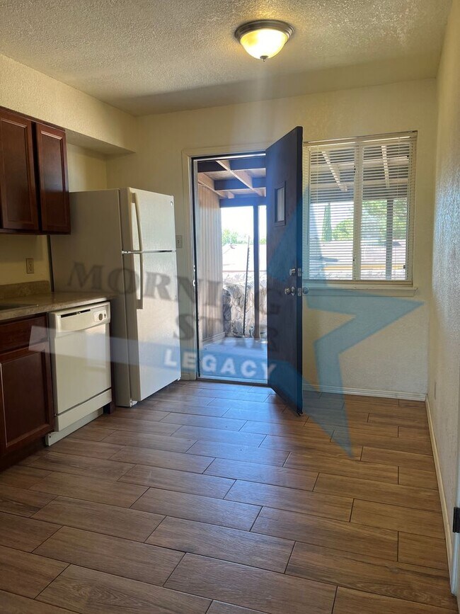 Building Photo - Affordable and convenient! 2 bed, 1 bath w...