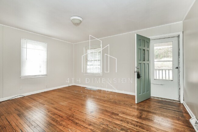 Building Photo - 3 Bedroom Home with large Deck and Backyar...