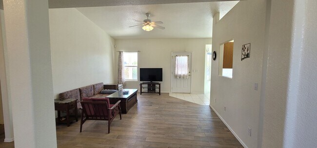 Foto del edificio - Beautiful 3 bed 2.5 bath home located in the Las Colinas Area!