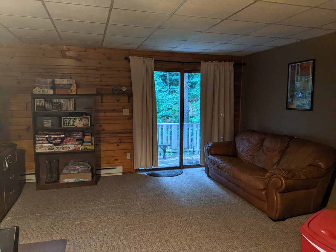 Living room - 22694 Pinewood Rd