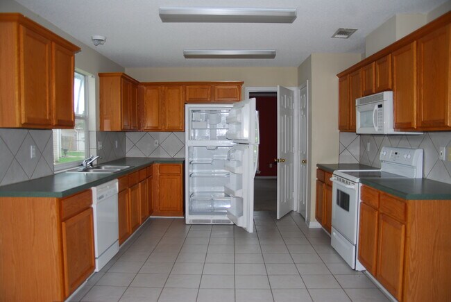 Building Photo - 9 Pine Lake Ct