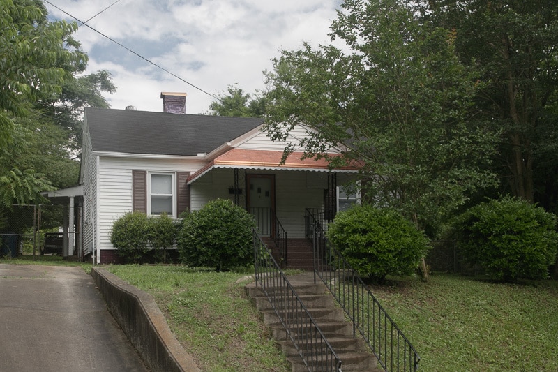 Foto principal - Four-Bedroom Bungalow with Fenced Yard Nea...