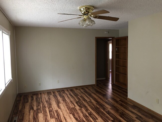 Building Photo - Lots of storage in this single family home!