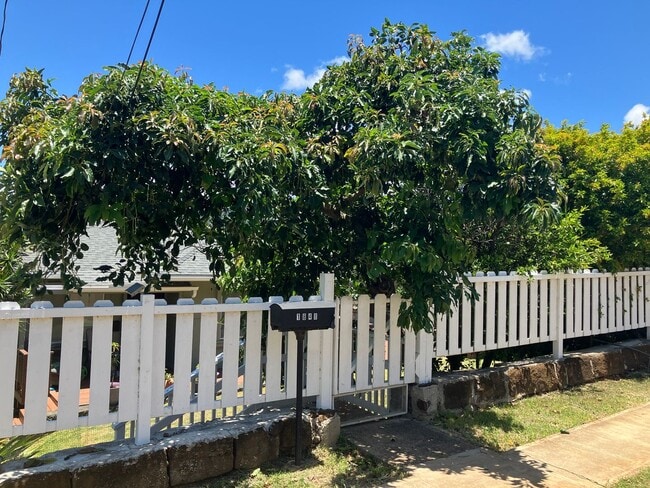Building Photo - 1848 Puowaina Dr