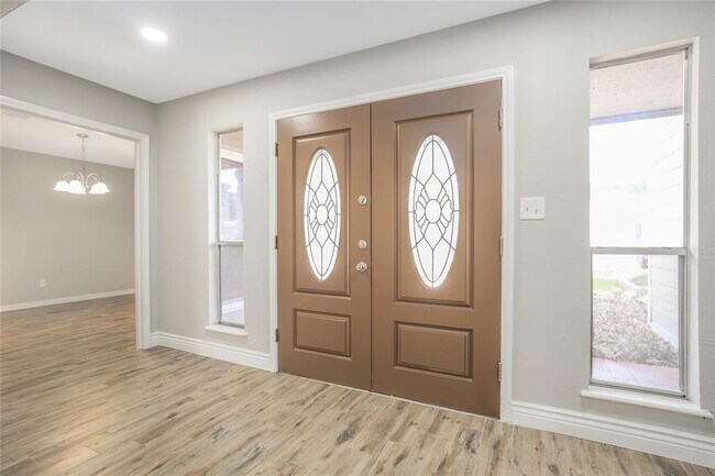 Building Photo - 15715 Creekhaven Dr
