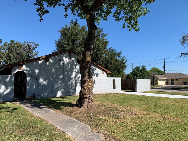 Foto del edificio - 11602 Roos Rd