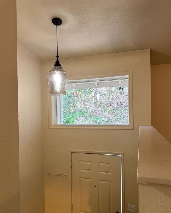 Foto del edificio - Silverdale - Chico Way neighborhood 3 bedroom duplex now available