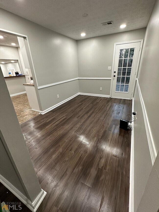 Foto del edificio - 208 Farmbrook Pkwy