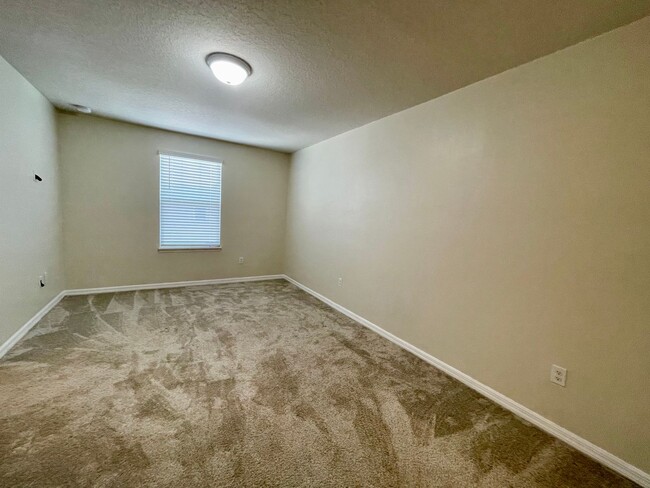 Building Photo - 2 Bedroom 2.5 Bathroom Townhouse in Gated ...