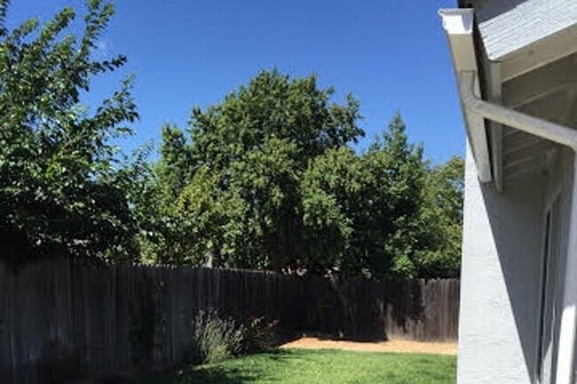 Building Photo - AVAILABLE JULY- Home Located Near Laguna L...