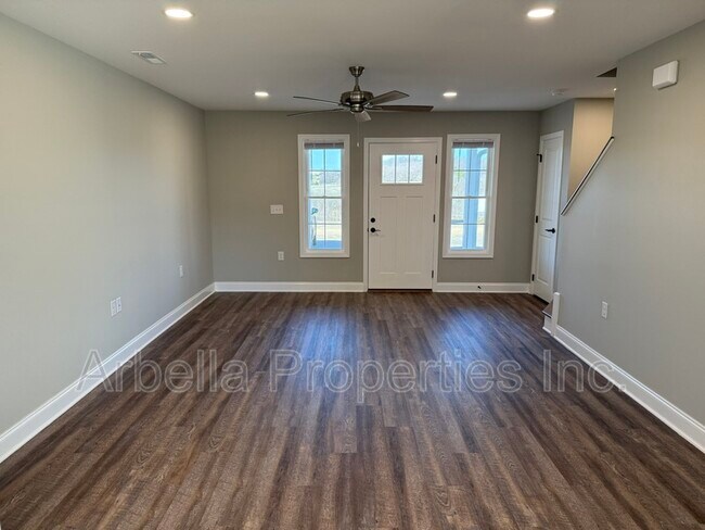 Foto del edificio - 127 Adams and Corby Rd