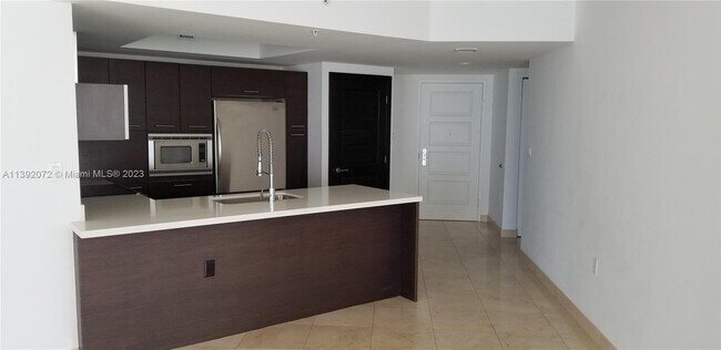 Foto del edificio - 150 Sunny Isles Blvd