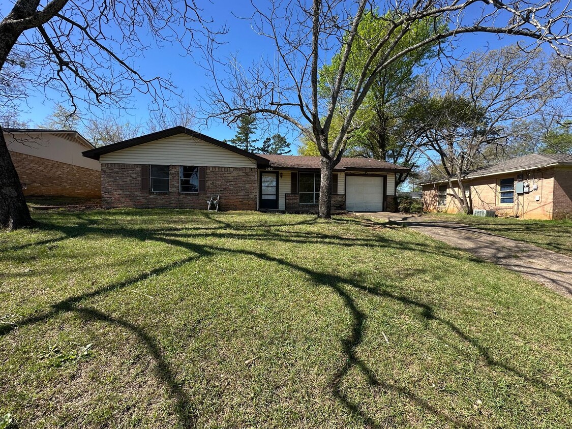 Building Photo - 2607 Chelsea Dr