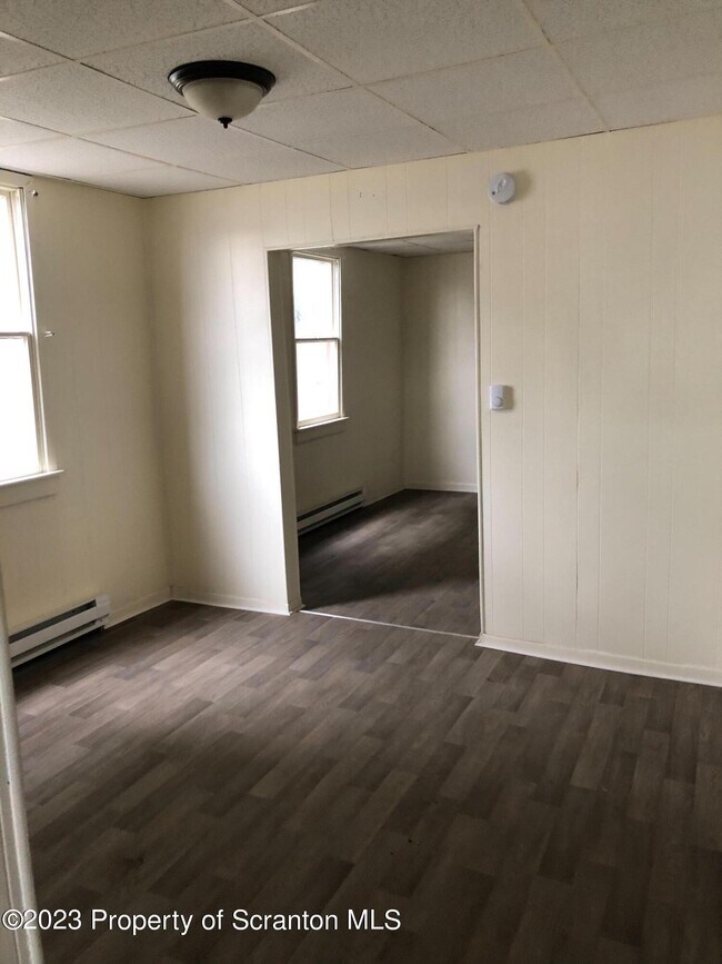 Building Photo - 905 Eynon St
