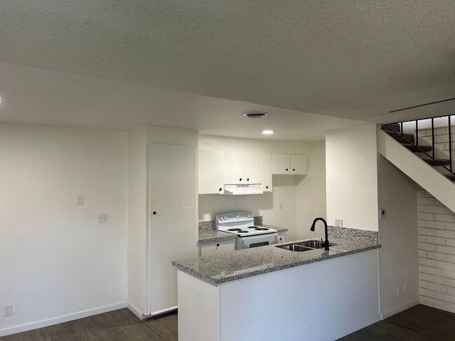 Building Photo - 4936 HOLT AVE - 2 BEDROOM 1 BATH - FRESNO ...