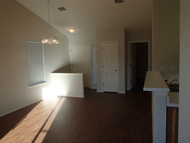 Building Photo - Charming 3BD/ 2BA Duplex For Lease