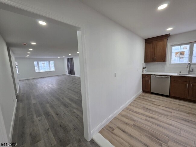 Foto del edificio - 260 Trenton Ave