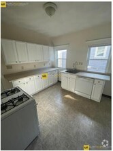 Building Photo - 10 Pinkham Rd