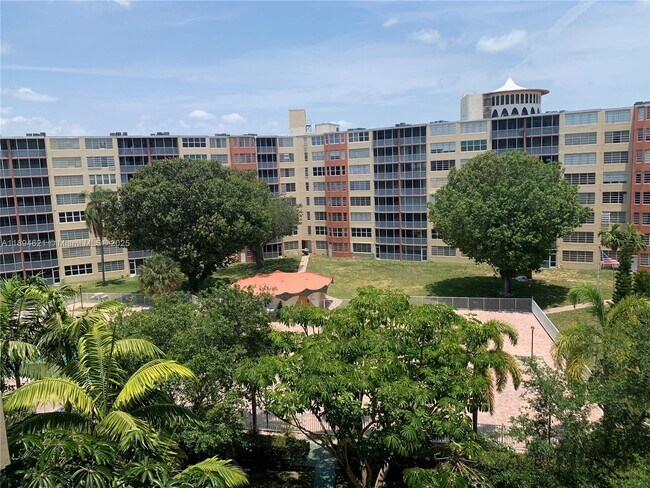 Foto del edificio - 1750 NE 191st St