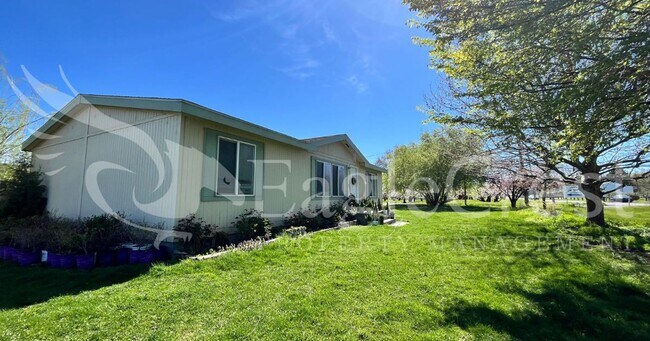 Building Photo - 3 Bed, 2 Bath Home with Open Yard in Desirable Orchards Area