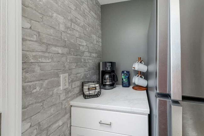 Building Photo - 9 Cole St