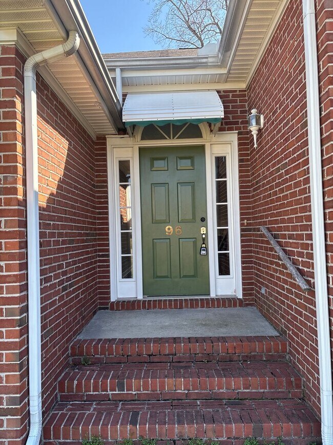 Building Photo - Spacious 3 Bedroom Home In Manchester...