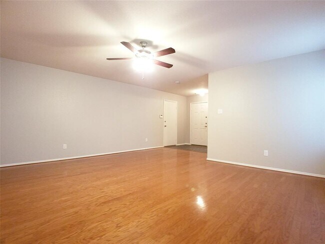Foto del edificio - 8138 Forest Glen Dr