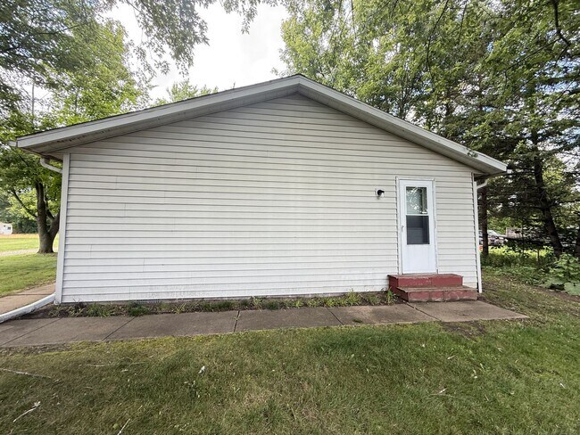 Foto del edificio - 8694-8696 Stoney Lake Rd