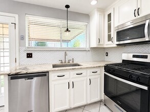 Building Photo - 1206 Park Knoll Ln