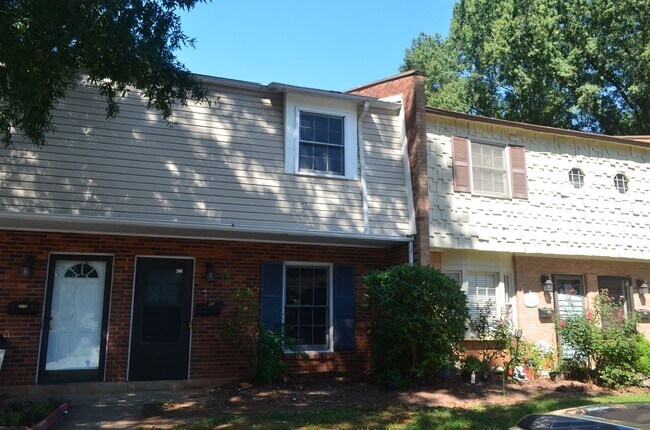 Building Photo - 2 Bed, 1.5 Bath Townhome Convenient to Str...