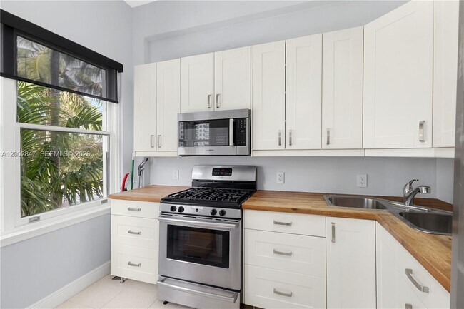 Foto del edificio - 2421 Lake Pancoast Dr