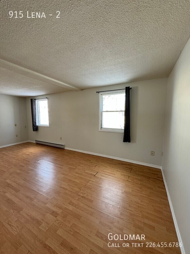Photo du bâtiment - Large 2 bedroom unit near the University!
