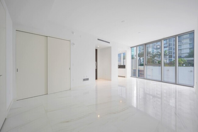Building Photo - 300 Biscayne Boulevard Way