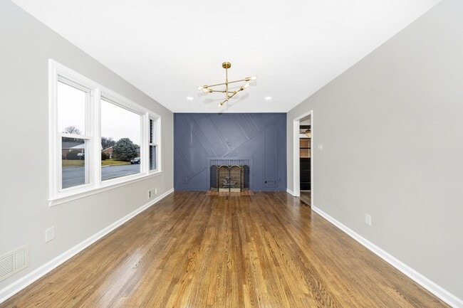 Building Photo - 406 E 9th St