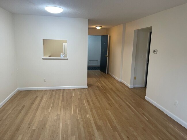 Foto del edificio - Modern 1 Bed No Lead  HW Inc AC New floors, Dishwasher, elevator ,laundry  NICE UNIT!
