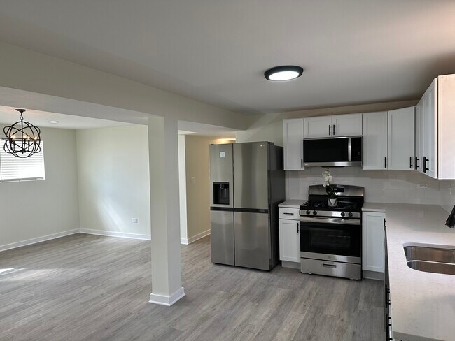 Eat-in Kitchen - 219 N Waller Ave