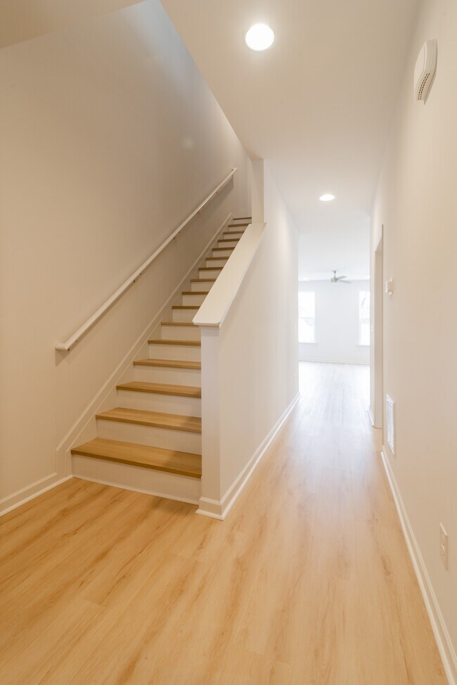 Building Photo - 2719 Capitol Dr