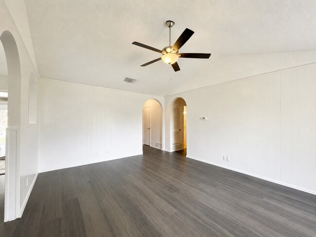 Building Photo - Gorgeous 3/2 recently renovated in homey neighborhood
