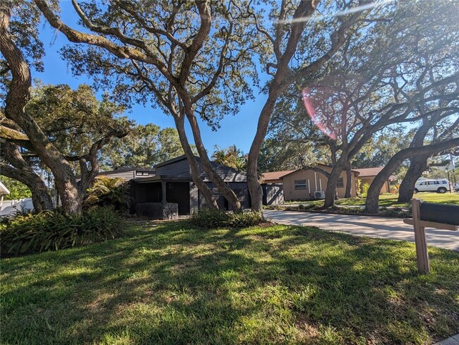Building Photo - 2257 Lake Dr