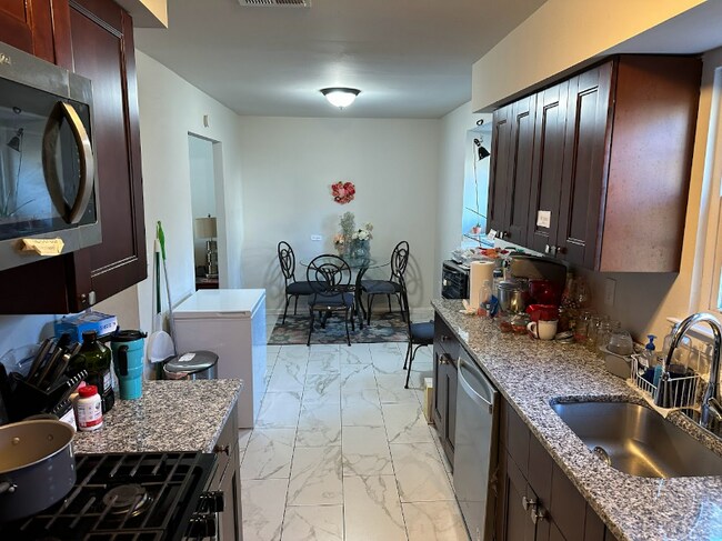 Foto del edificio - 4432 Stockbridge Ct