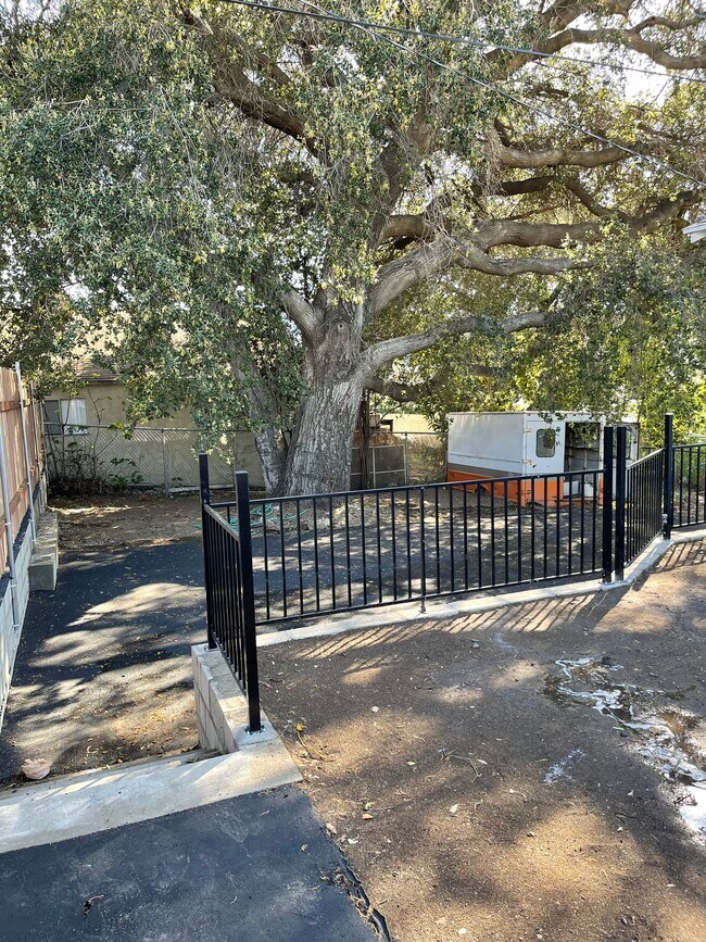 Foto del edificio - 4803 Lowell Ave