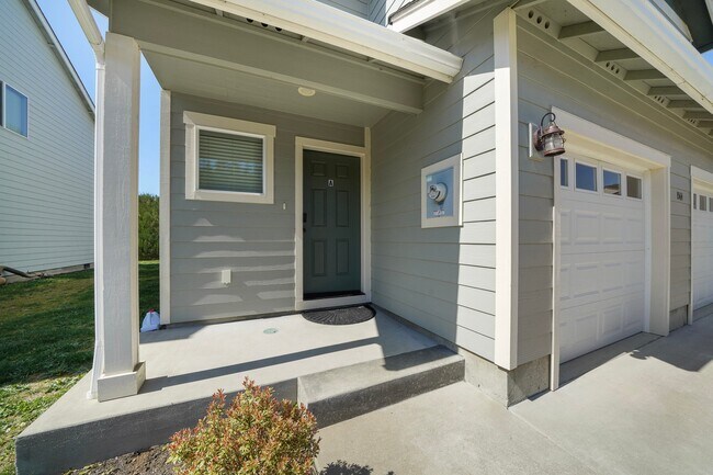 Building Photo - 1564 SE Honeysuckle Loop